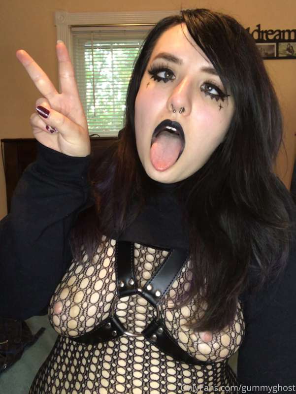 What happens when you get your goth gf home 🥀 1