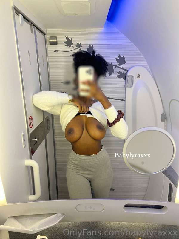 Titty flash on the plan 🥹