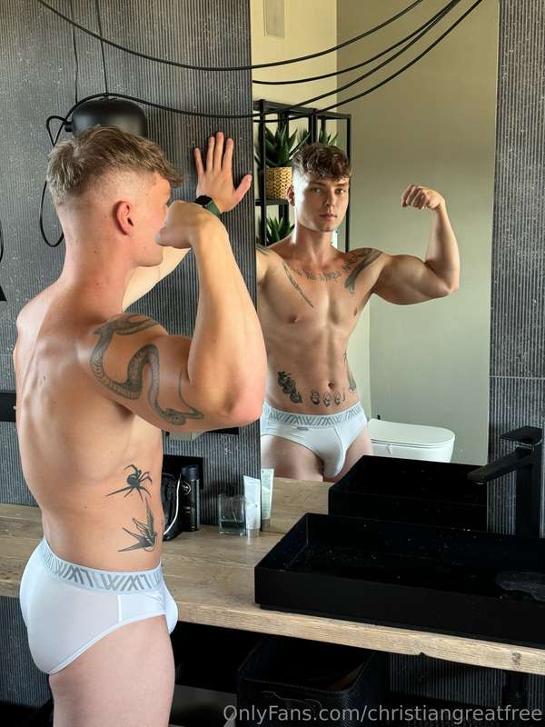 Come get lost in my reflection 😈