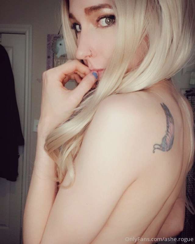 I love to tease. Unlock my.other posts for full views💋😈