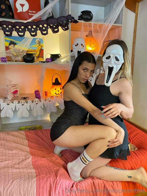 have you seen the new Halloween threesome I made with my blo..