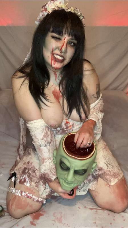 ⚠️Fake Gore Warning ⚠️ It’s just jello “brains” and the head.. 5