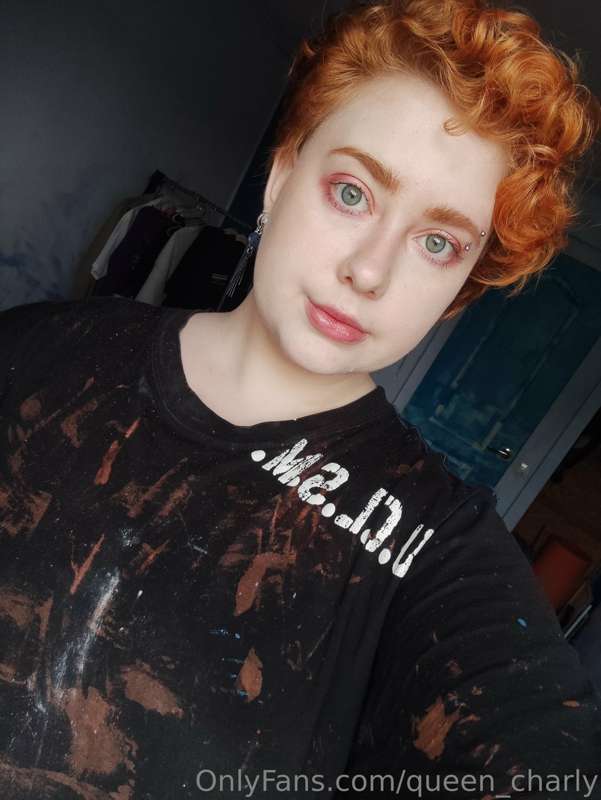 We decided with the skirt, but what about this make-up? Eyes..