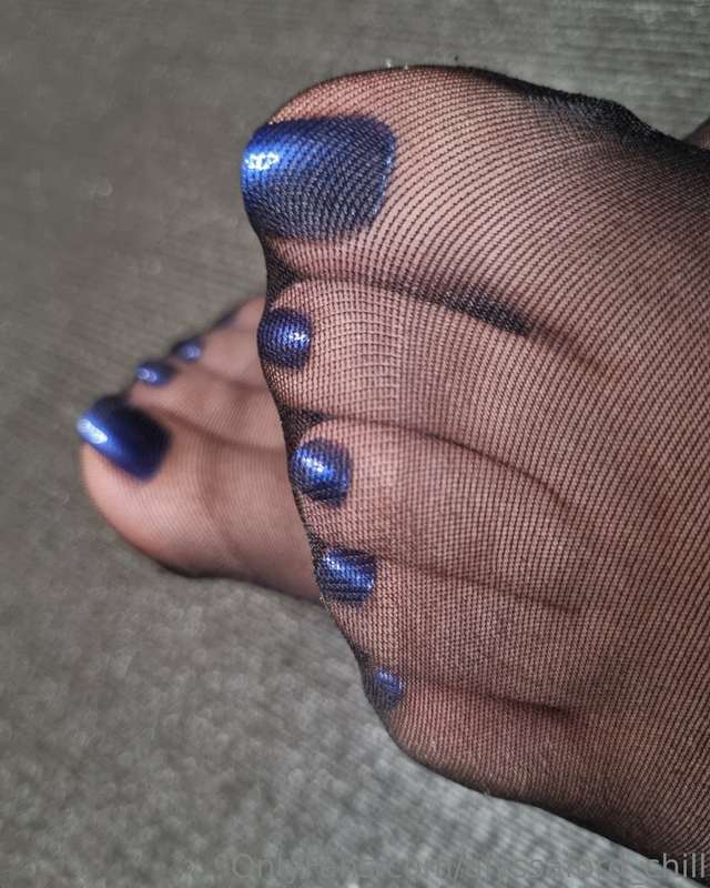 some nice close ups in 8 den socks 😊