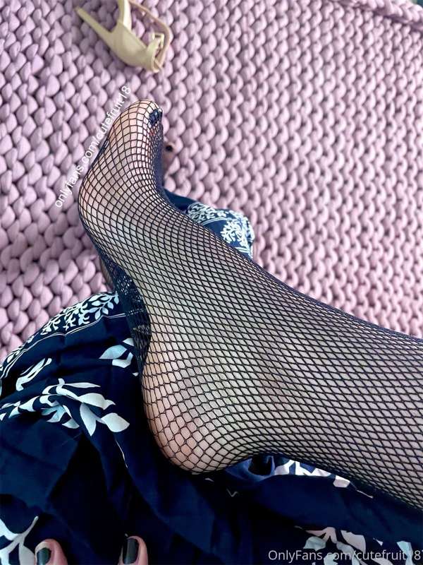 just curious, how many of you are into feet? 👣 1