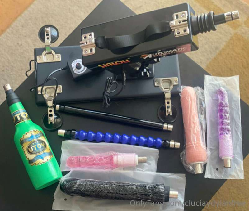 Omg 🔥!!! My new sexmachine it’s here !!! With many dildos 👏😈..