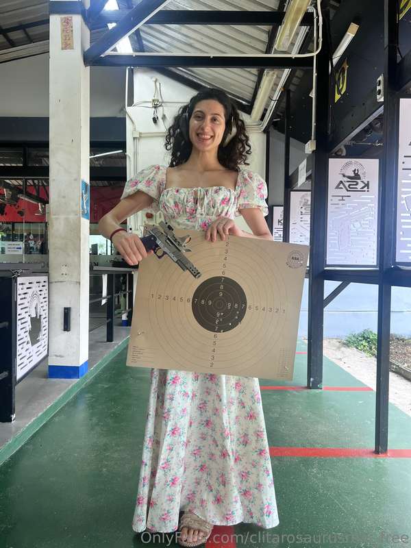 First time **EVER** shooting with a real gun! It was amaziii.. 2