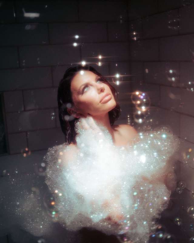 ***Rub-a-dub-dubbbb*** whose hopping in the tub with me? 😳💦🧼