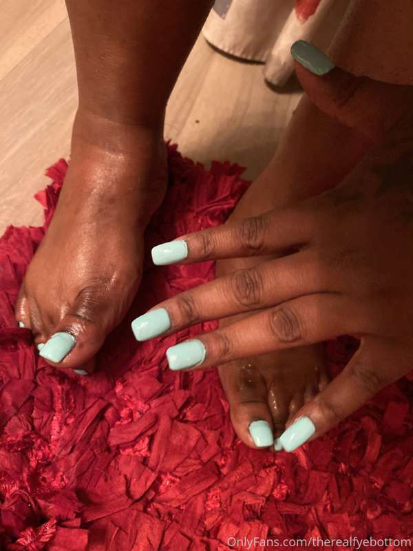 I don’t show my toes I hate them 😫 1