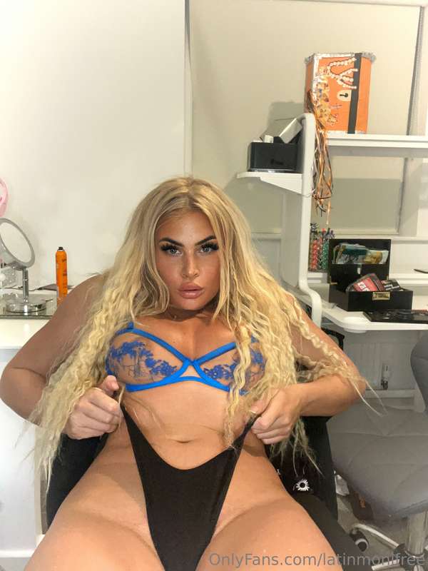 I wanna show you what’s under these panties so bad 😈