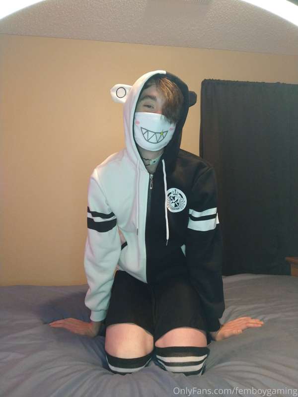 Anyone like Danganronpa? Well...this femboy got his punishme.. 3