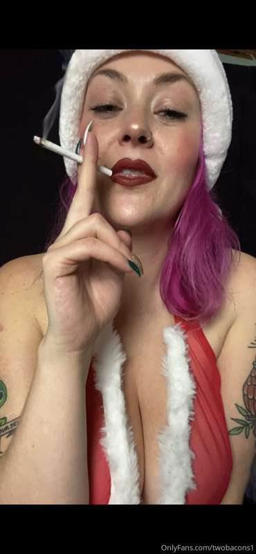 Have you ever seen a sexy smoking Santa? 😮‍💨😮‍💨 1