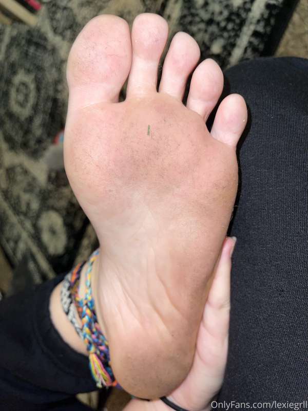 I know you’d love to clean these dirty feet 😈