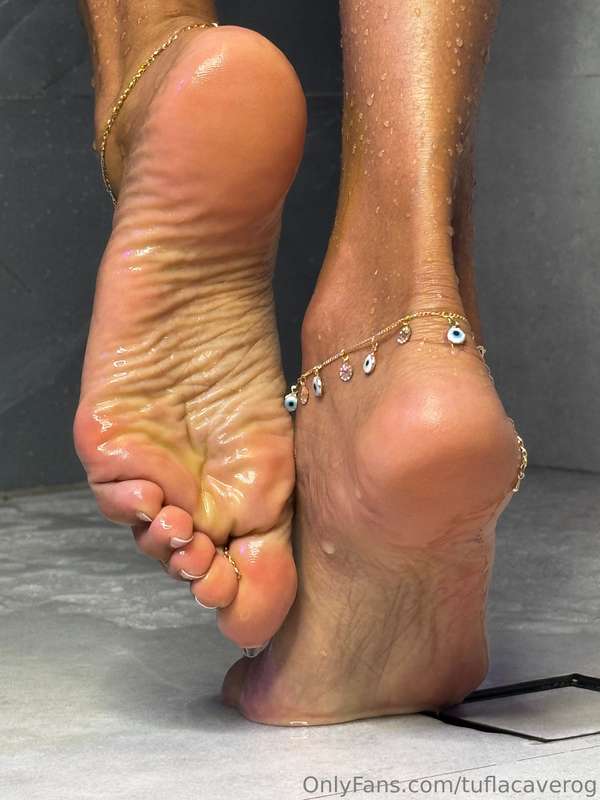 let me put my feet on you 😍
