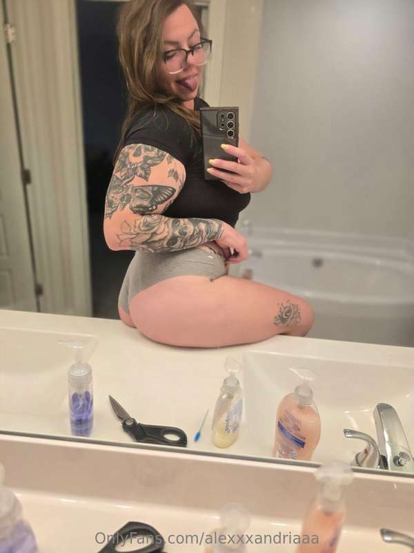 Imagine this ass sitting right on your face.