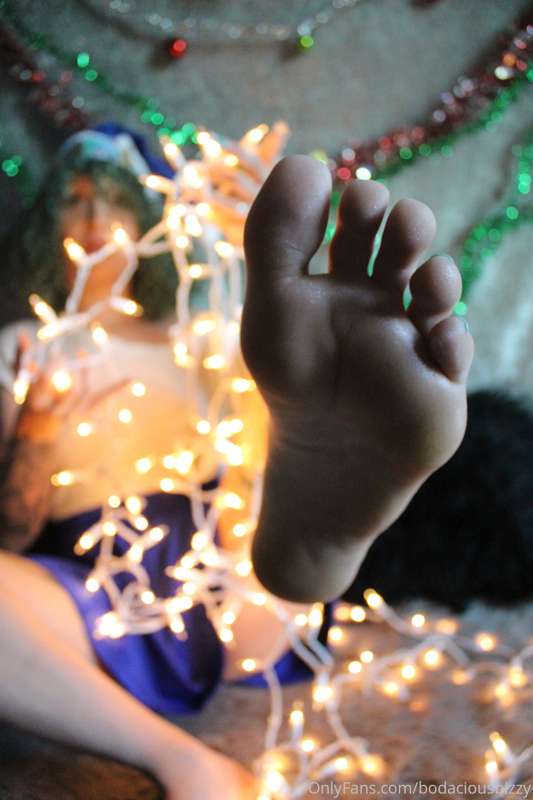 Day 7 of 25 days of feetmas... untangling Christmas lights! ..