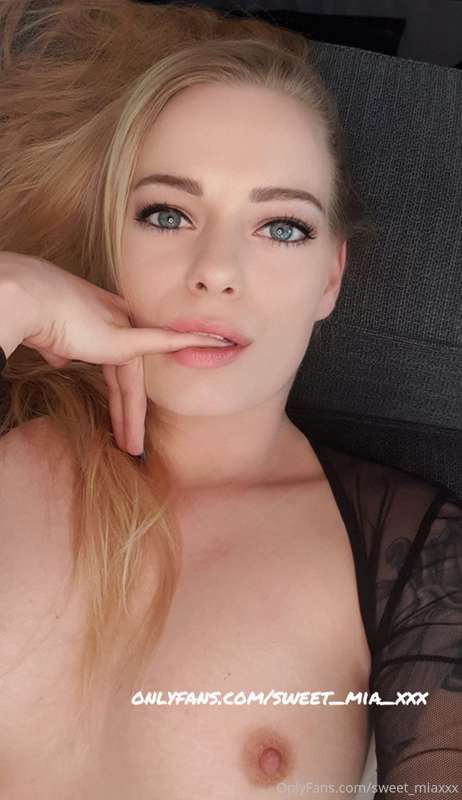 Do you miss me? I am waiting for you. My lips are hungry …🍆👄..