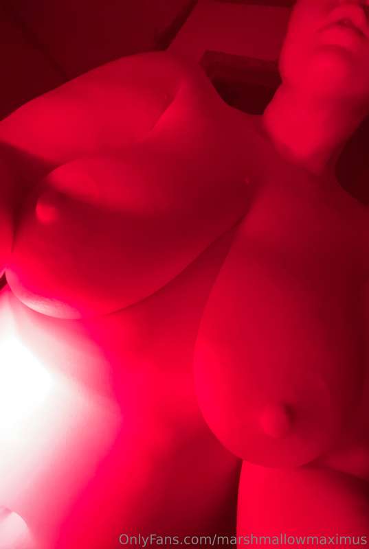 Getting my morning red light therapy in after a shower ❤️ 2
