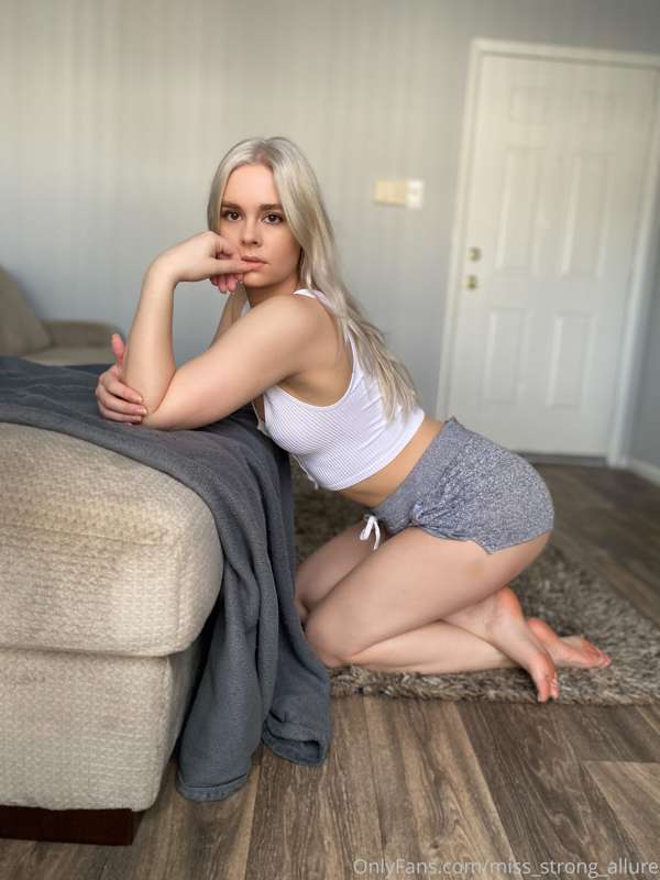 Short shorts and soft soles 🦶🏻 4