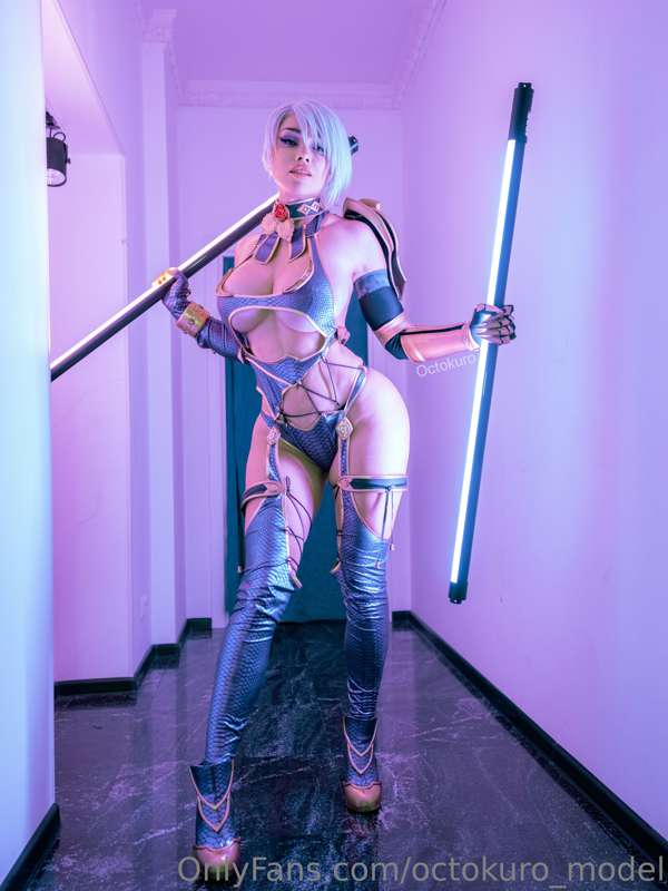 Ivy Valentine cosplay 😈  Your cock would look great between .. 4