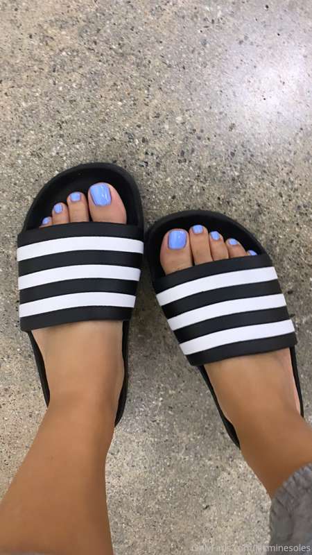 Went for the blue toes 😋 1