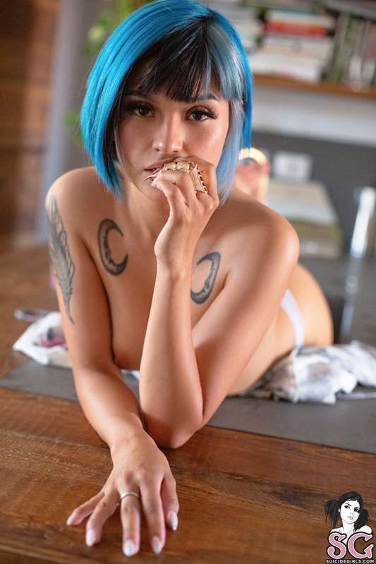 Drench yourself in desire with @jellyfree in her throw back .. 2