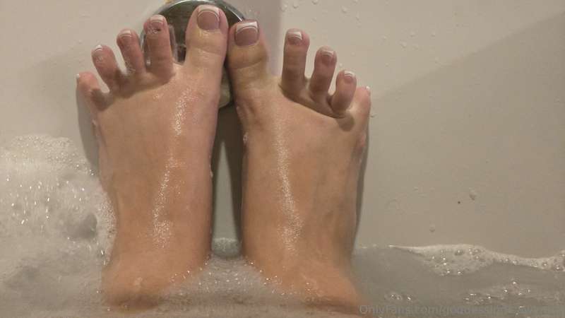Since you're doing such a shitty job cleaning my feet, now y.. 10