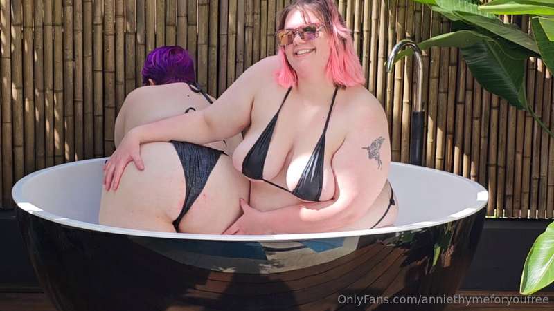 Do you think @ariajinxfree loves getting her hands on my ass..