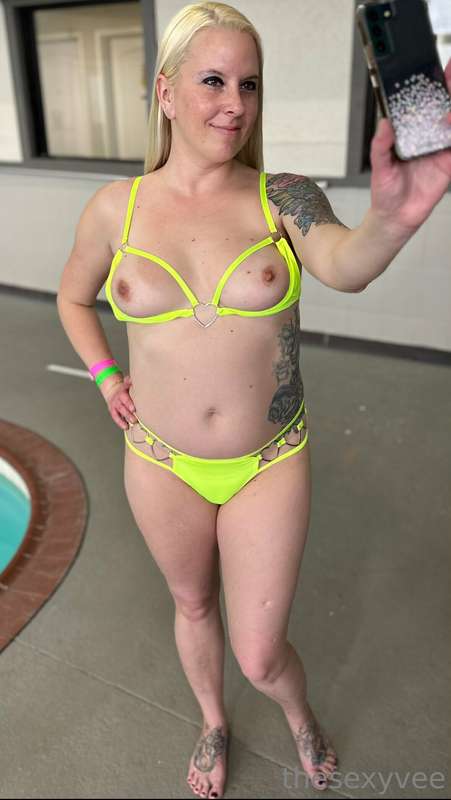 **Happy Titty Tuesday! 🍒   I've got some poolside titties fo.. 2