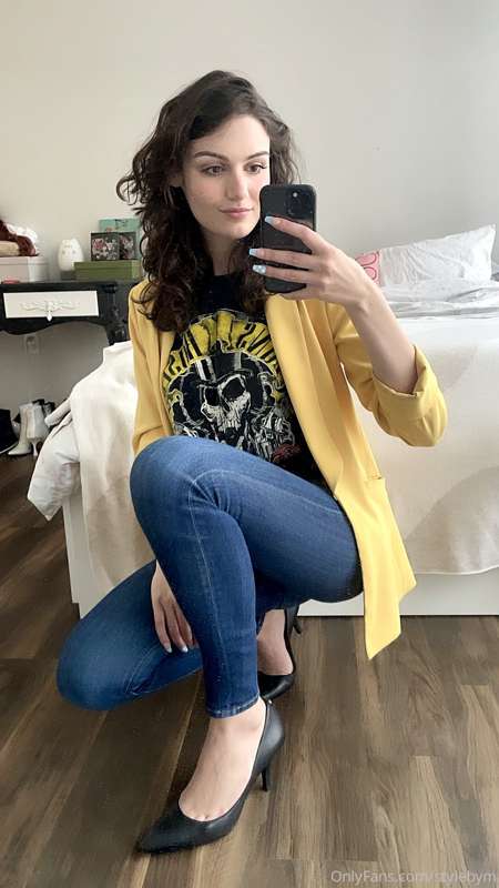 Styling a vintage tee📸

Business casual is one of my favorit.. 2
