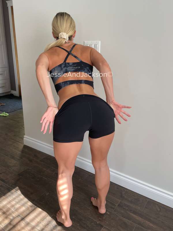 **Happy Saturday!**
Here’s my gym outfit of the day 💪🏼
It’s .. 2