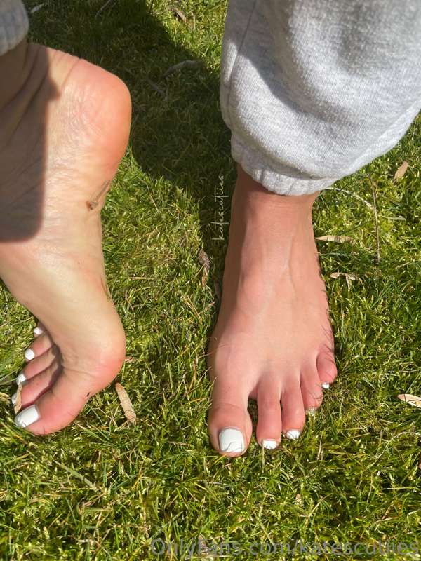 Feet in the grass💚