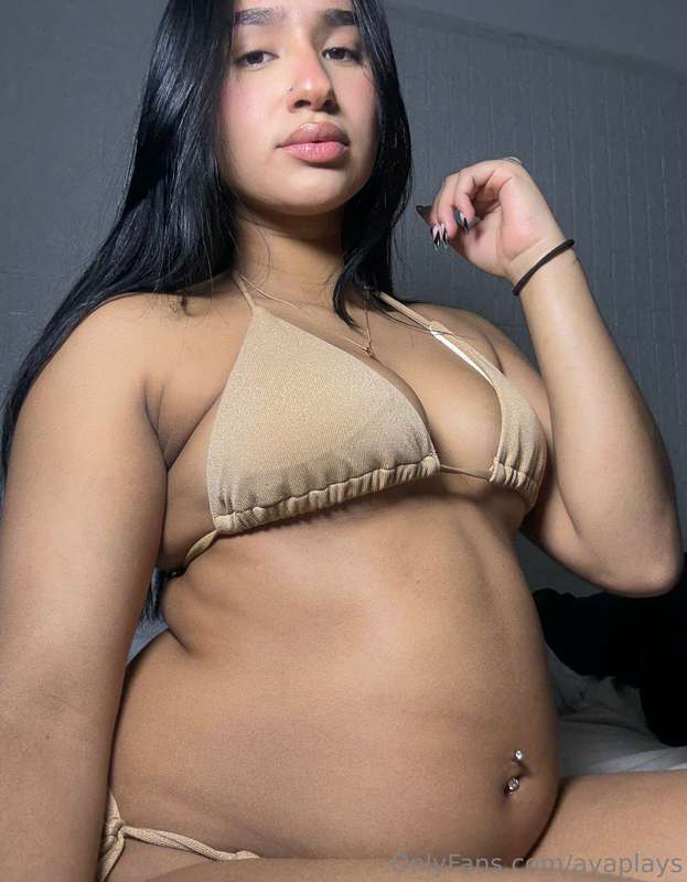 Soft belly. Sweet smile. Slightly dangerous in the DMs 😘