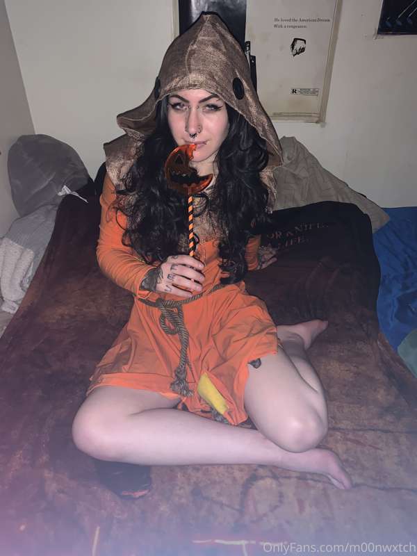 Teaser 😈🎃 my kitty wanted to join in too 😅🖤