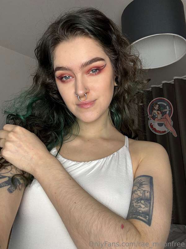 Hello gorgeous! 🥰Wanna chat? Head over to @rae_moon 