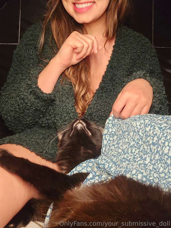 Always in the way 😚🐈‍⬛️