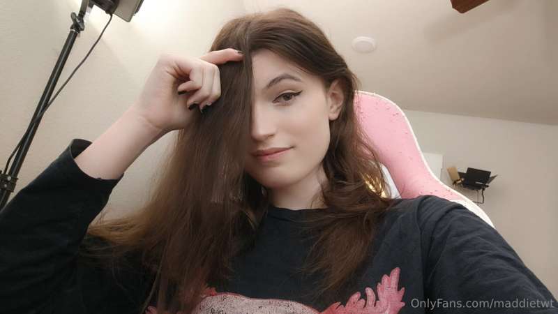 Just got done with makeup 💄 About to make sum content 😈💕