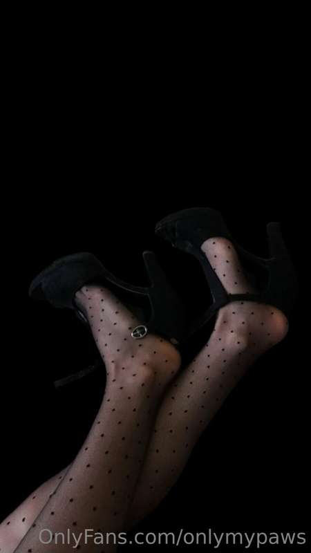Sexy tights, high heels and red nails. 🦶👠 5