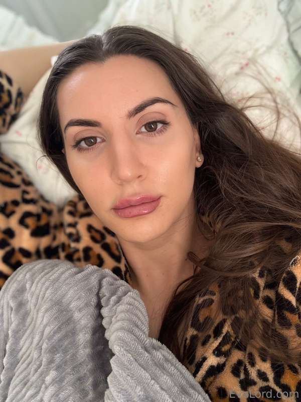 Should we adventure or have a lazy day in bed? 🤔😈
