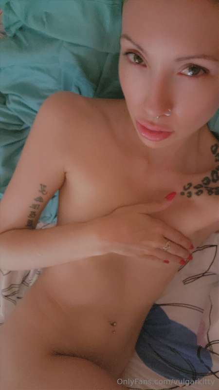 Fresh out of the shower in Costa Rica 🌴 and horny as fuck 😈