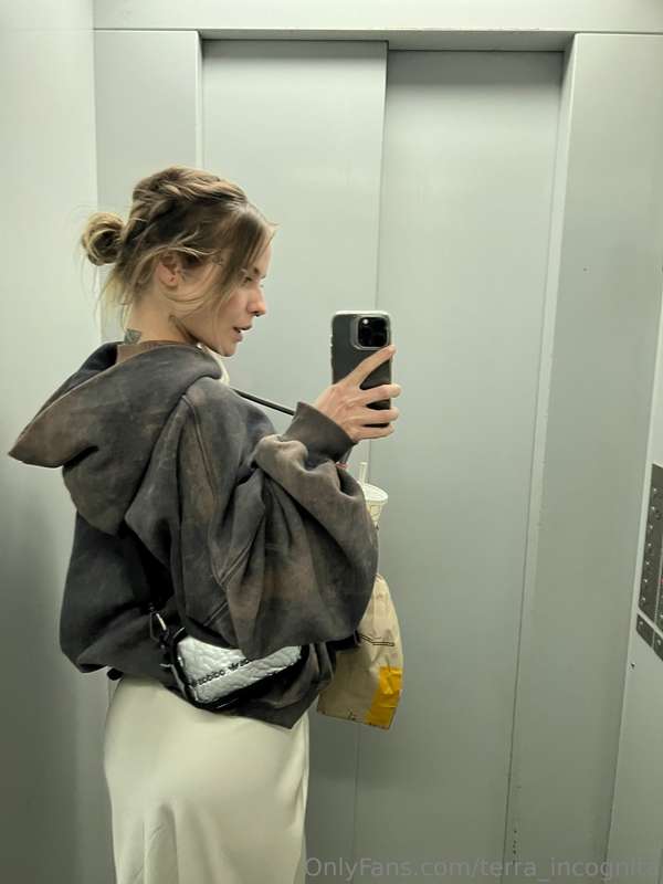A photo in the mirror is an integral part of the modern girl.. 1