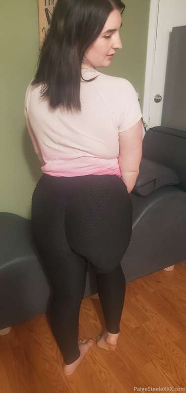 I'm always showing off my ass. 🍑
