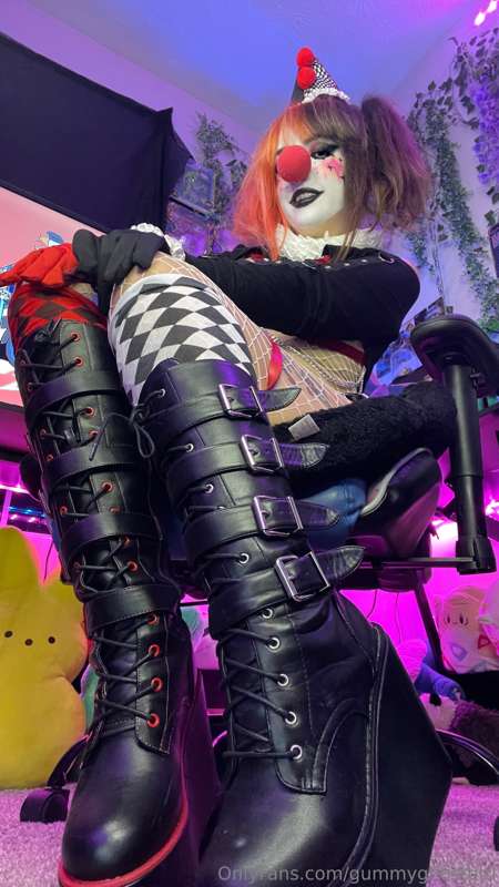 Wanna clown around in my fat pumped pussy? 😉❤️ 1