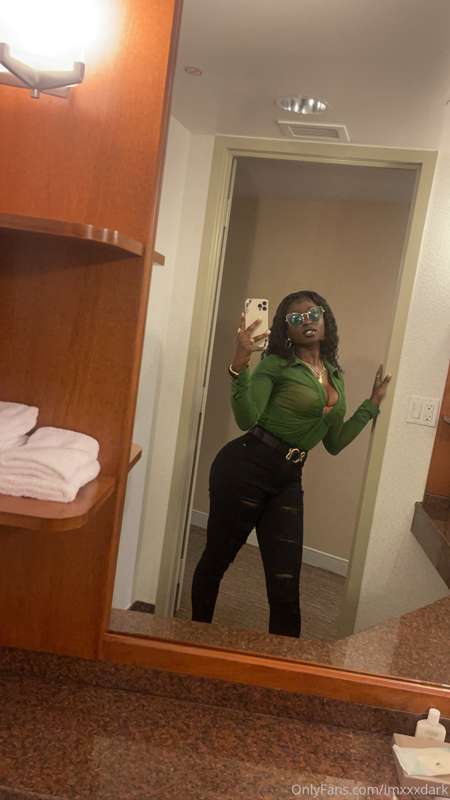 I look good in green huh? 💚🍫 1