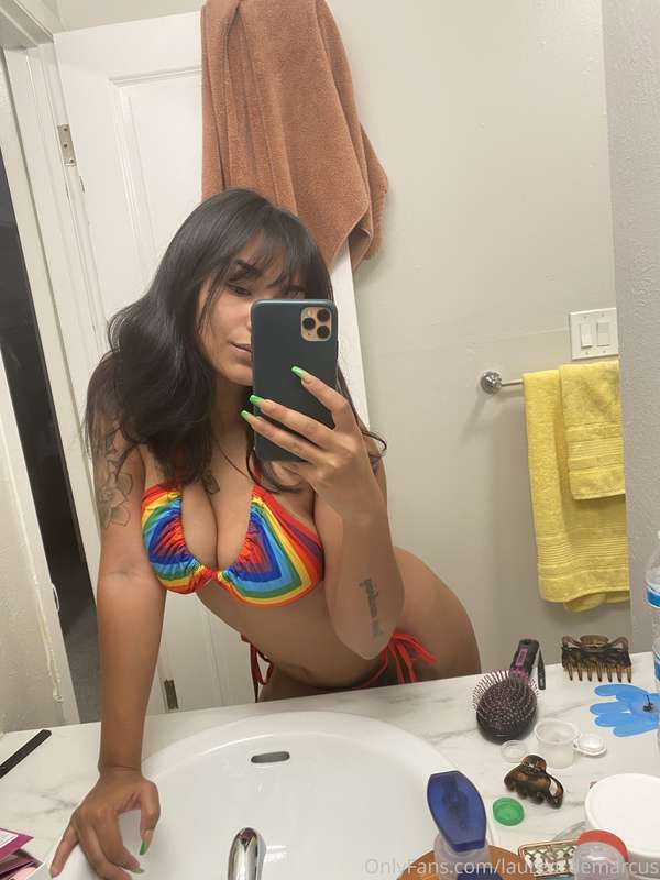 in a bikini at 10 am dr*nking, crying and listening to usher.. 6