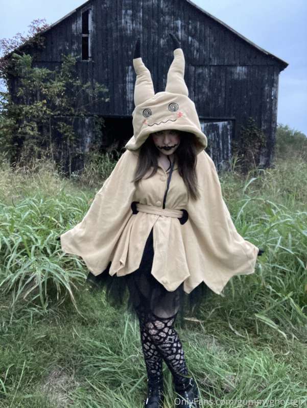 A wild mimikyu has appeared! What will you do? 🖤 4