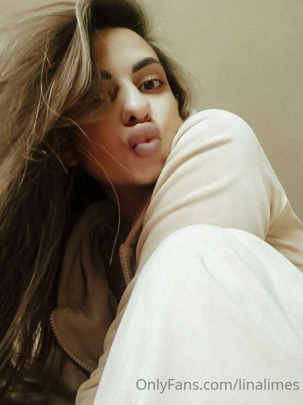 Sending you a kiss with air, smile more often, sunshine❤️