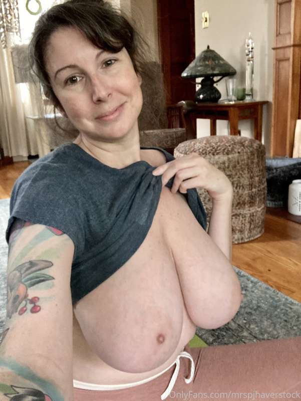 Easy Pilates workout today, no bra needed… ☺️☺️ 3