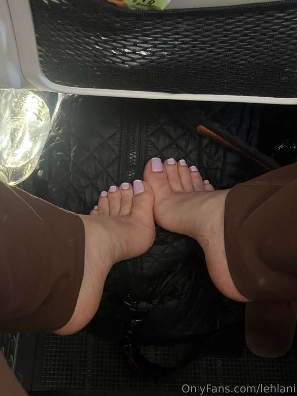 Rainbows & bare feet always on my travels 🩷 a little distrac..