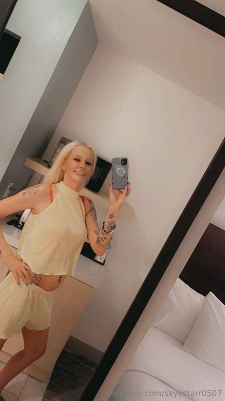 I’m ME laid back fun sexy and chill. Everyone who’s met me k.. 3